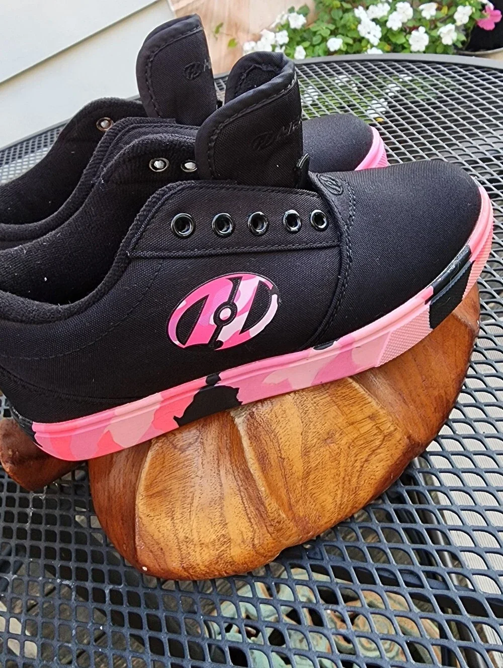 Heelys Black and Pink Low-Top Skate Sneakers Youth 3